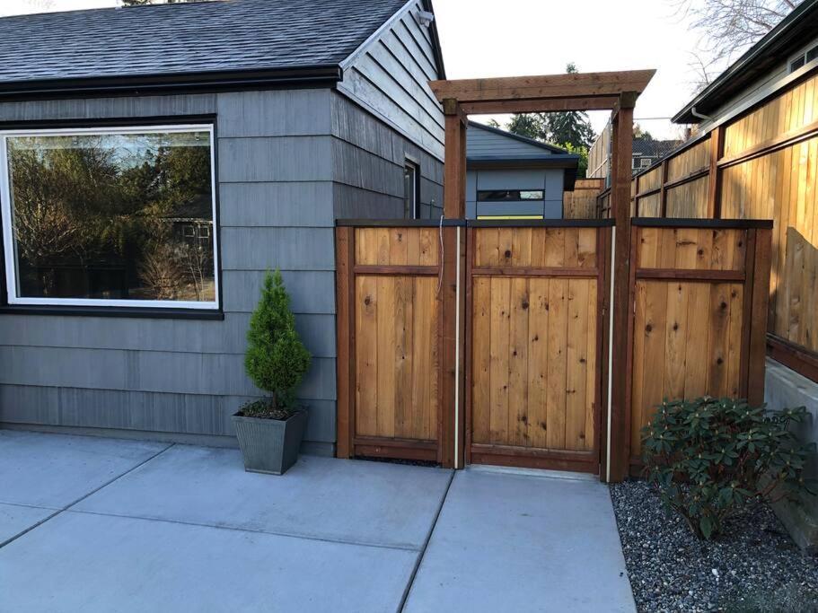 Cozy Crown Hill Carkeek Cottage W/3 Beds, Full Kitchen & Backyard In North 西雅图 外观 照片